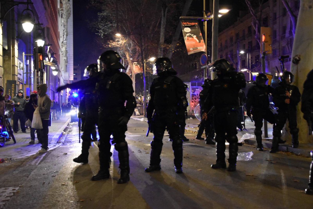 Donem per finalitzada la manifestació després de la brutalitat policial desplegada pel PSC.

Eixigim la llibertat dels detinguts d'avui al matí i el cessament de la militarització de la ciutat.

Seguim demà i cada dia plantant cara a la dictadura de polítics i empresaris.