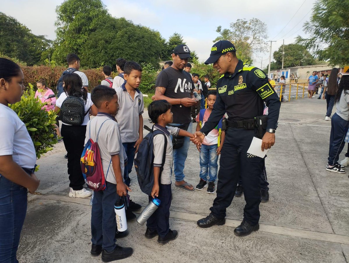 " Tu morral, tus sueños"!
Autoridades del departamento y locales dimos la bienvenida a clases de los estudiantes de la Institución Educativa Nuestra Señora del Rosario basados en la estrategia de protección a la Adolescencia e Infancia 
<a href="/ProteccionPonal/">Policía de Protección y Servicios Especiales</a>