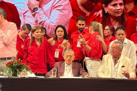 El Partido Liberal, como buena ramera política, ahora se dice "independiente" del gobierno de Petro. ¡Pura estrategia para pescar incautos en elecciones! Quien vote por esos hijueputas, o es cómplice o es ciego. ¿Cómo lo ven ustedes?