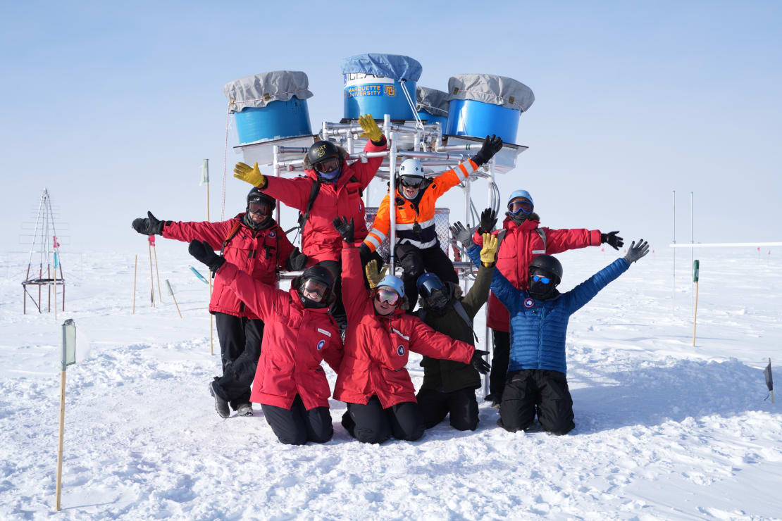 uw_icecube's tweet photo. 📍 Last week, a group of IceCubers assisted in getting the IceAct telescopes deployed and operational. 

Read more ➡️ https://t.co/MVOEr96scY

📸:Ilya Bodo, IceCube/NSF https://t.co/kwKLAYZHTa