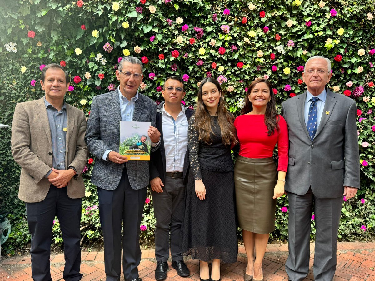 MinAmbienteCo's tweet photo. Con la Guía Ambiental para Cultivos de Flores y Ornamentales, promovemos prácticas sostenibles para optimizar recursos, reducir residuos y fortalecer el sector floricultor. Una herramienta clave para impulsar el desarrollo económico y ambiental de Colombia. https://t.co/89SMDzj7vX