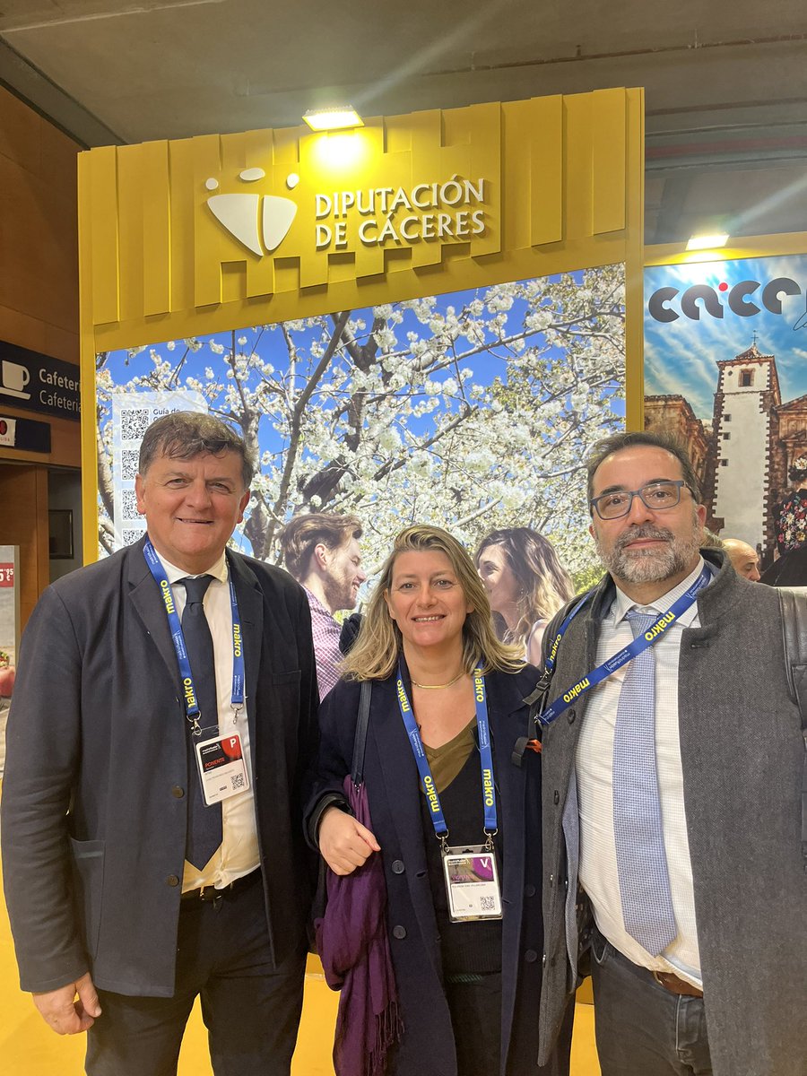 pablogarguez's tweet photo. Hoy en @madridfusion con @Juanfradelgado y @yoldiazv #AsociaciónEuropeaIA #SmartAgro @helloxfarm @Si_Silice @Metaphase07 @Syntetica_ai @mobbeel @ciber_uex @EPCC_Unex en @IFEMA @aaretio @DiputacionCC https://t.co/6kirJocwgM