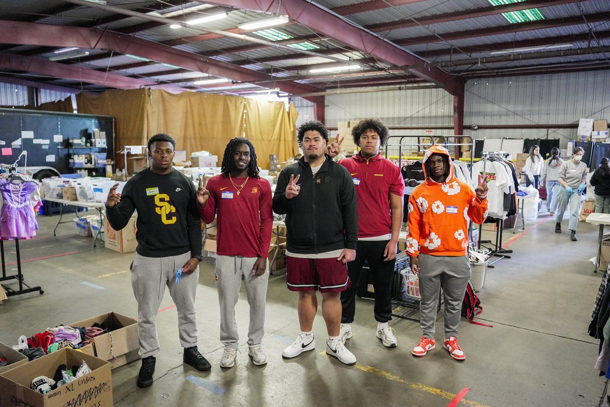 As we continue to support our community and those in need in the aftermath of the recent wildfires, we’re so grateful for all these volunteers our <a href="/uscfb/">USC Football ✌️</a> guys continue to serve alongside ✌️

#FightOn | #HouseofVictory #NIL