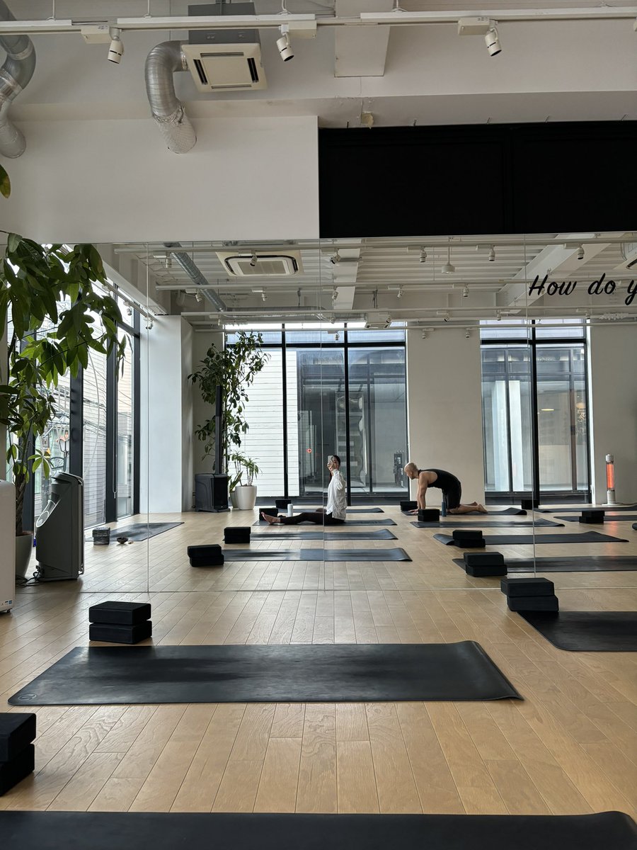 iwkn15's tweet photo. おはようございます！5時台に起きてヨガへ🧘🏻‍♀️心も頭もリフレッシュして週の中日、勢いつけて折り返すゾー！ https://t.co/5yuQMXCoXS