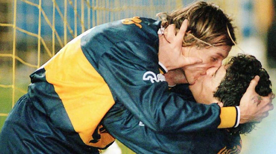 Hoy en extrañando a Diego:

En 1995 Pasarella, DT de 🇦🇷, dijo que no aceptaría a un gay en su equipo

"Dicen que hay libertad pero si ven a dos tipos besándose en el bondi los bajan. Ahora cada gol que haga Cani con un pase mío le parto la boca", respondió el 10

En 1996 cumplió