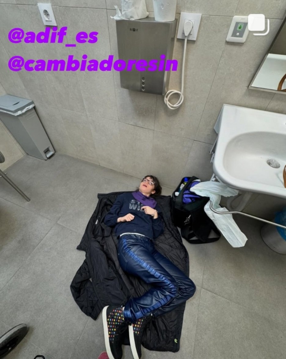 Ministro <a href="/oscar_puente_/">Oscar Puente</a>, mándanos una señal 🙏🏽. Necesitamos #CambiadoresInclusivos con urgencia.

Esta foto es de #SandrayUrgell hoy en la estación de Chamartin  #Madrid 😓

<a href="/Adif_es/">Adif</a>, <a href="/transportesgob/">Ministerio Transportes y Movilidad Sostenible</a> ¿Cuántas fotos más hacen falta para cambiar la situación? 

#NoMasSuelo