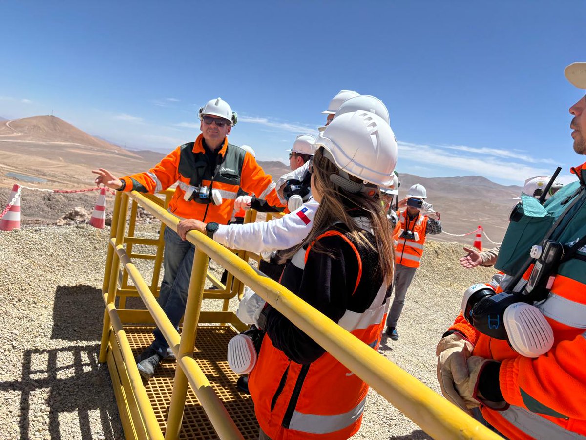 Senapred's tweet photo. En el marco de actividades de preparación que impulsa #SenapredAntofa con las compañías mineras de la Región de Antofagasta, Director Regional y Equipo del servicio, participaron en calidad de observadores y supervisores en el ejercicio de "Simulación y Simulacro de emergencia en el tranque de relaves" lo anterior con el objetivo de evaluar las capacidades de respuesta de entidad minera.