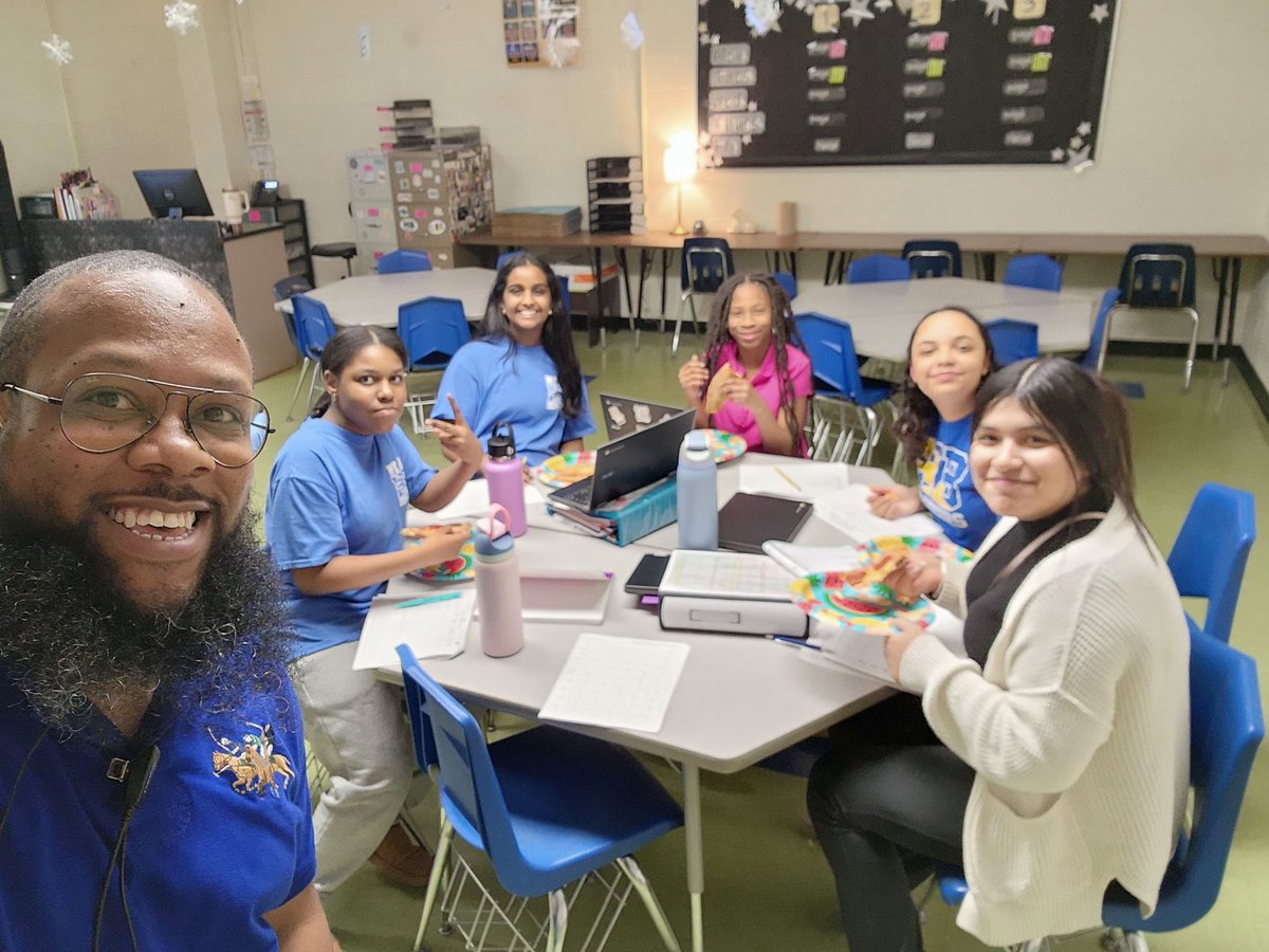 MrMac_ThePara's tweet image. What an amazing group of kids.
Surprised our Avid crew to pizza today during activity block. They are truly a great group of students.
#TheKidsFavorite #MakeWorkFun #MakingMemories @iHeart6thGrade
