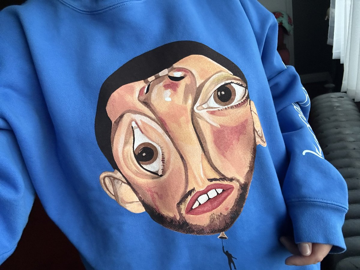 MY MERCH IS HEREEEE
THE CREWNECK HAS POCKETS🥲🥹