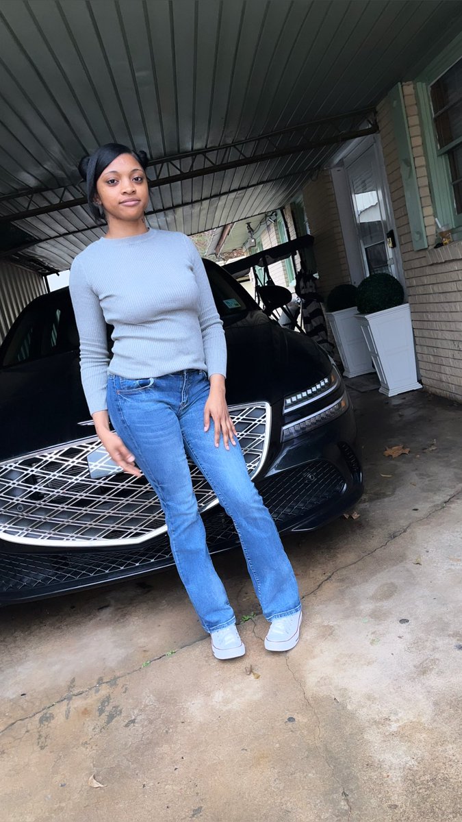 moneedamenace's tweet photo. im pretty asf but dk how to take pics 😪 https://t.co/2mCIkCgxPa