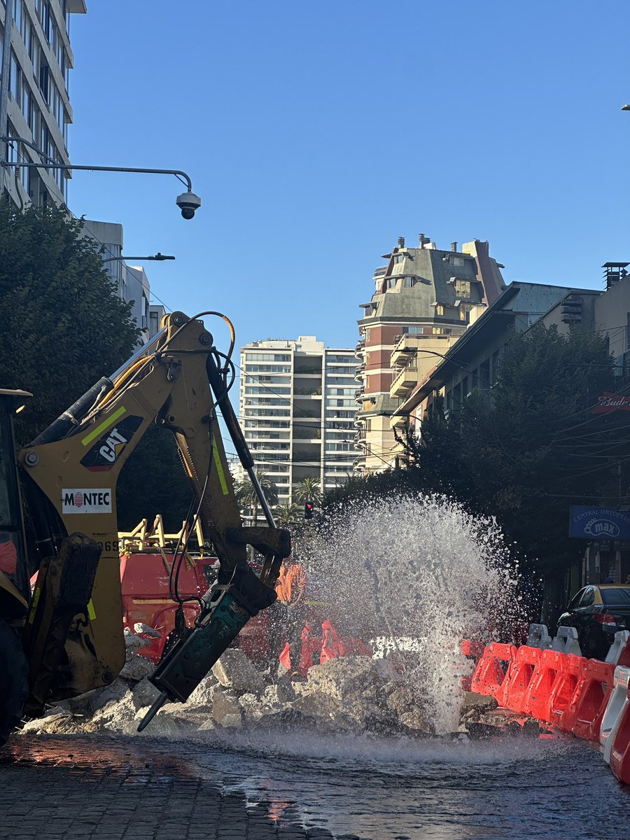 cmartelw's tweet photo. Rotura de matriz de agua en Calle Valparaíso esquina Ecuador en #VinadelMar @sitiodelsuceso https://t.co/uTwXbMlWwn