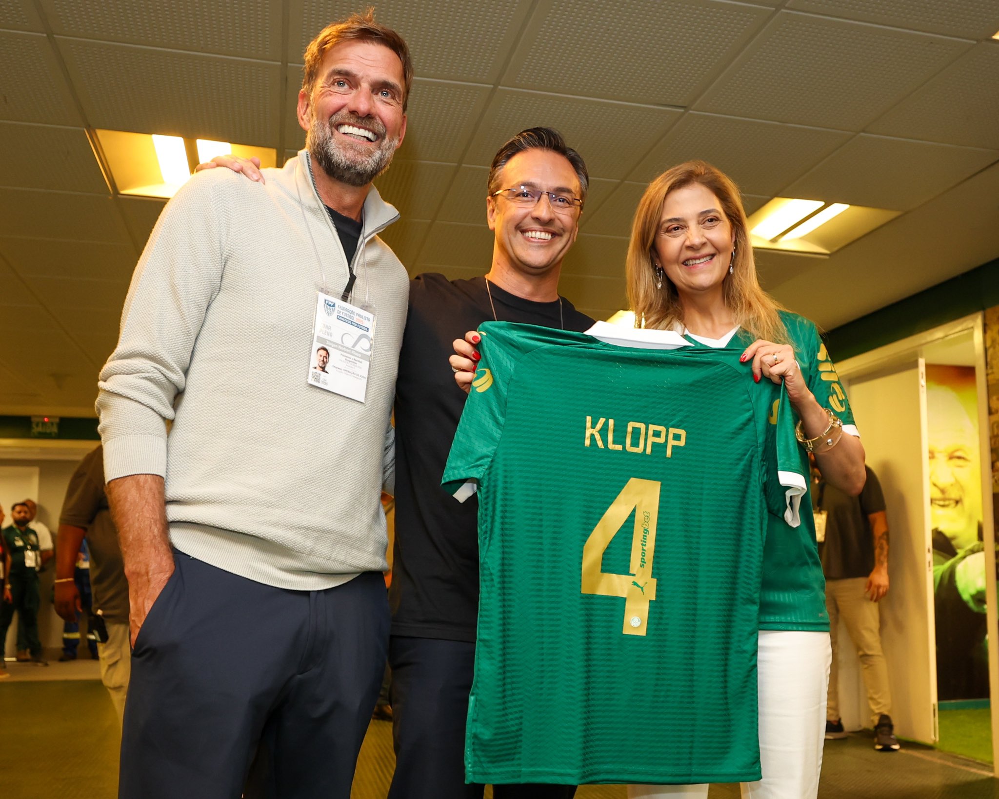Ao lado de André Rocha, CEO do Red Bull Bragantino, o Head global de futebol da Red Bull está no Allianz Parque pra acompanhar o confronto de daqui a pouco