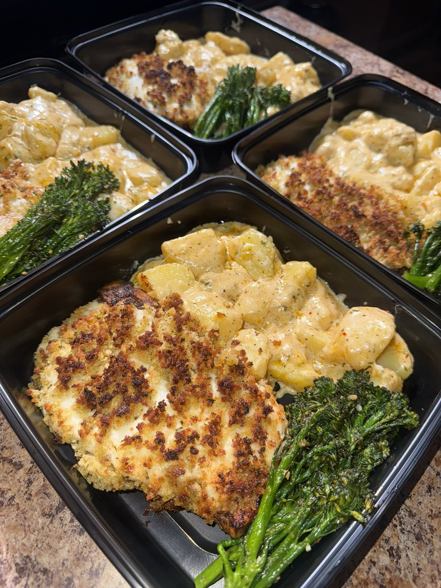 stephkashh's tweet image. Parmesan Crusted Jerk Chicken, Cheesy Roasted Potatoes, &amp;amp; Roasted Broccolini 😎