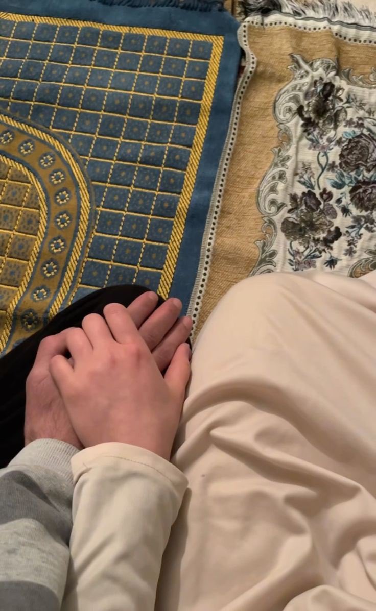 Romantik İslamcılık Nedir?

Aşk, sevgili, yar, meftune, elif gibi kavramları diline pelesenk edip, içini boşaltan; nefsi duygularını dine yamayarak evlilik, sakal, tesettür, namaz gibi İslami kavramların edebiyatını yapan; İslam dininin bütün izzetini çiğneyip ayet ve hadisleri o