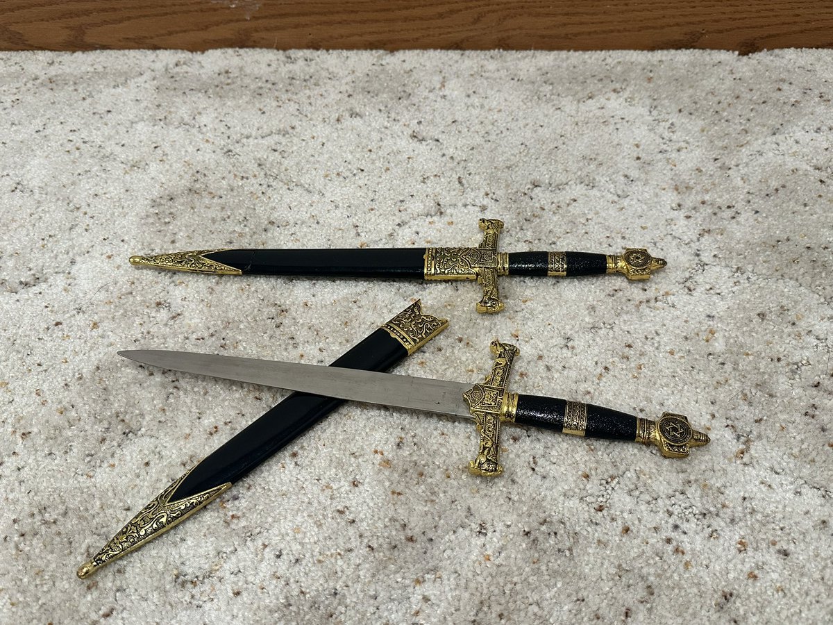 Newest additions to my #DarkMatter collection. Two’s alternate pistol and Ishida daggers <a href="/BaronDestructo/">Joseph Mallozzi 🏴‍☠️</a> #razacrew #darkmatterfamily