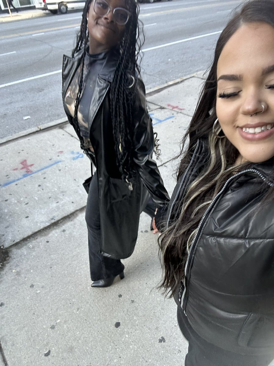 terra565656's tweet photo. happy birthday sweetheart 🤍👩🏽‍❤️‍💋‍👩🏾 https://t.co/F5DpnCp44Q