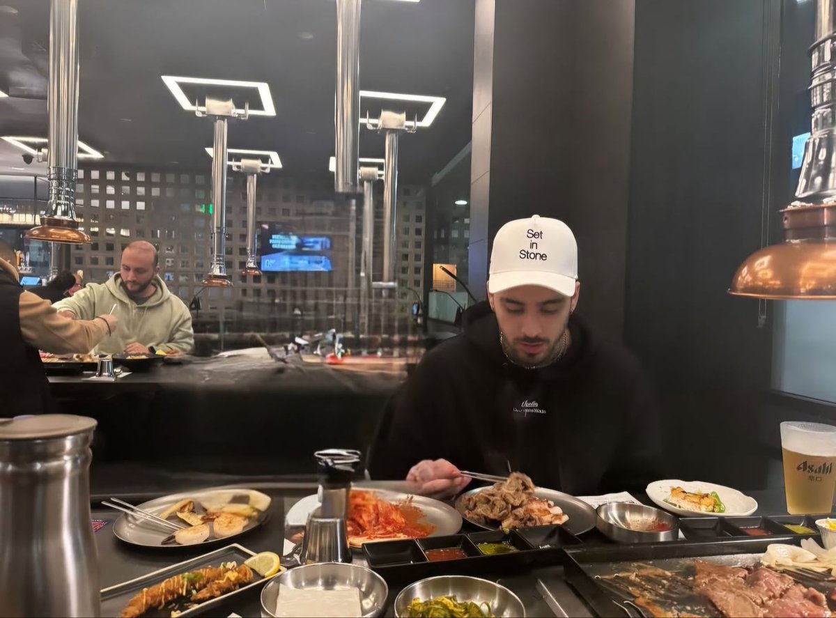 fuchsiadreamz's tweet photo. went on a date with this man i met on hinge? he told me he was 6’5”?? cant trust no man out there look how tiny he is https://t.co/aJv1NLh7JF