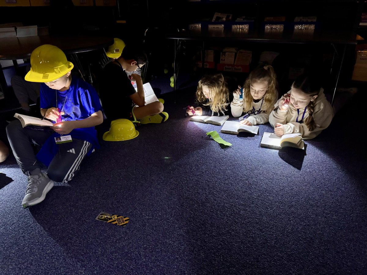 Neumis_Jackson's tweet photo. Flashlight reading 🔦 in the media center was a fantastic way to start literacy week! 🔦📚❤️@LaurelOakElem @collierschools @CCPSElemELA https://t.co/C0kIMiFopu