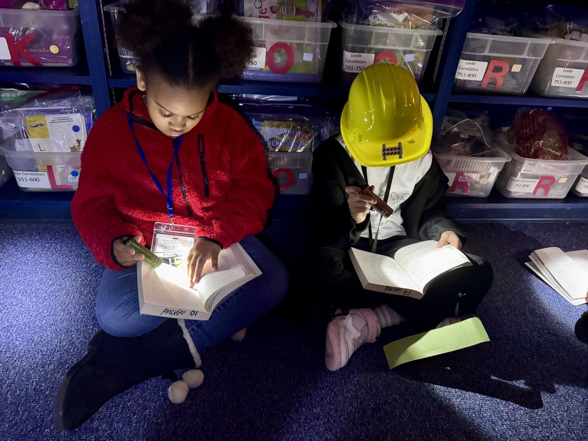 Neumis_Jackson's tweet photo. Flashlight reading 🔦 in the media center was a fantastic way to start literacy week! 🔦📚❤️@LaurelOakElem @collierschools @CCPSElemELA https://t.co/C0kIMiFopu