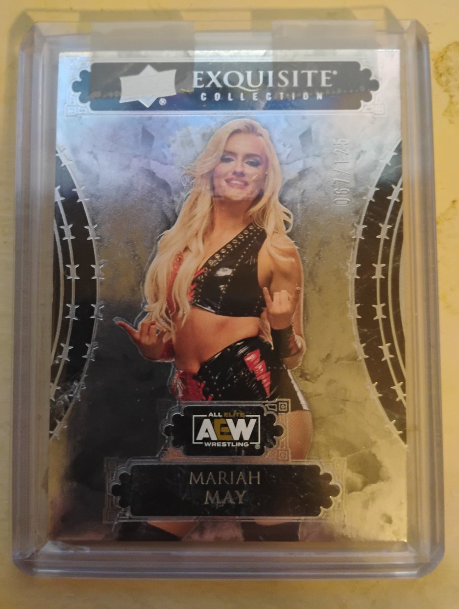sdudas1992's tweet photo. #mariahmerch is cool and so are @MariahMayx trading cards! Love this one I just got! https://t.co/DvbXguHiT1