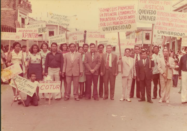 Esta foto recuerda el inicio de las gestiones para que Quevedo tenga su propia universidad. Constan, entre otros; Julio Almache, Marco Cortés, Presidente Comité Ejecutivo Pro Universidad; Narcilo Díaz, Mateo Espinoza, César Santacruz, Sr. Alberto Ortiz y Alberto Espinoza...