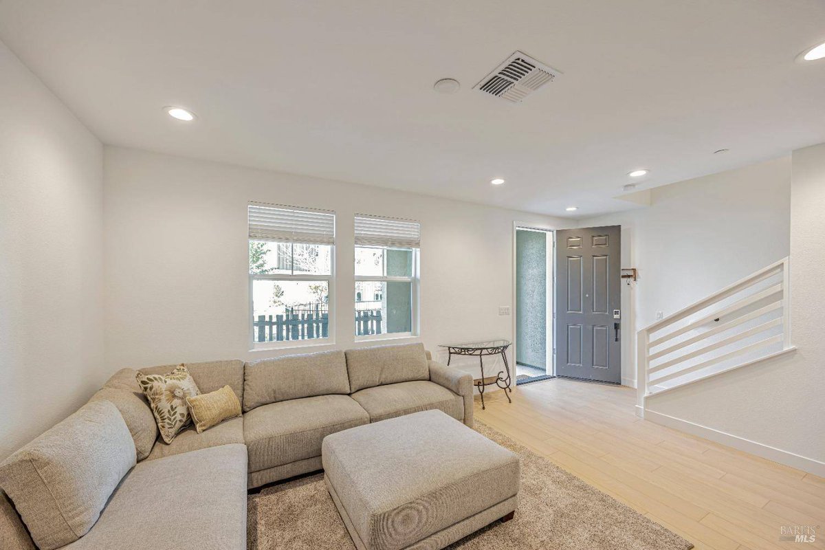 McCallTeam's tweet image. 219 Gambrel CIR, Santa Rosa, CA 95403 just hit the market!
Take a look at this awesome space: trishmccall.lofty.me/d8rb6f8r