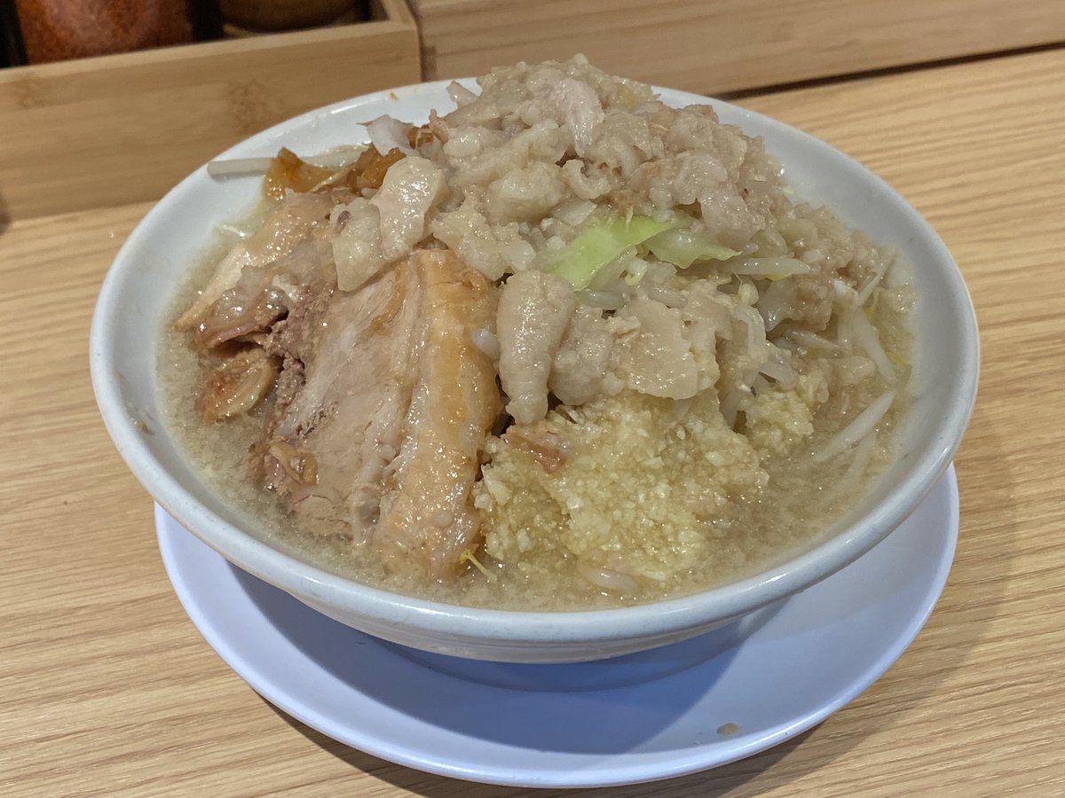 urd2002stm's tweet photo. 【ラーメン 豚の子】新日本橋駅
塩ラーメン、あぶら、にんにく多め

スッキリとした一杯🍜
美味でした✨

#ラーメン
#らーめん
#麺活 https://t.co/3WhScYkEKX