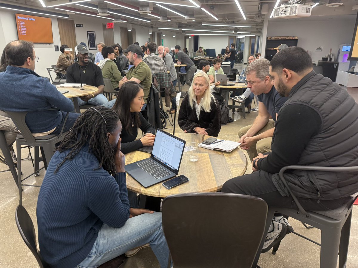 LonghornStartup's tweet photo. Office hours with our amazing mentors! https://t.co/FokEtnH39r
