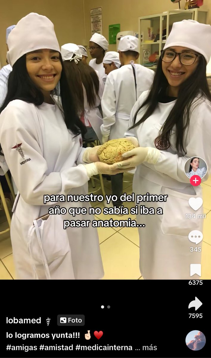 La vi rápido y pense que era una foto del IAG en una clase de cocina, amo ese outfit plis. En la UBA se te hacia el alisado por la cantidad de formol que había en el ambiente