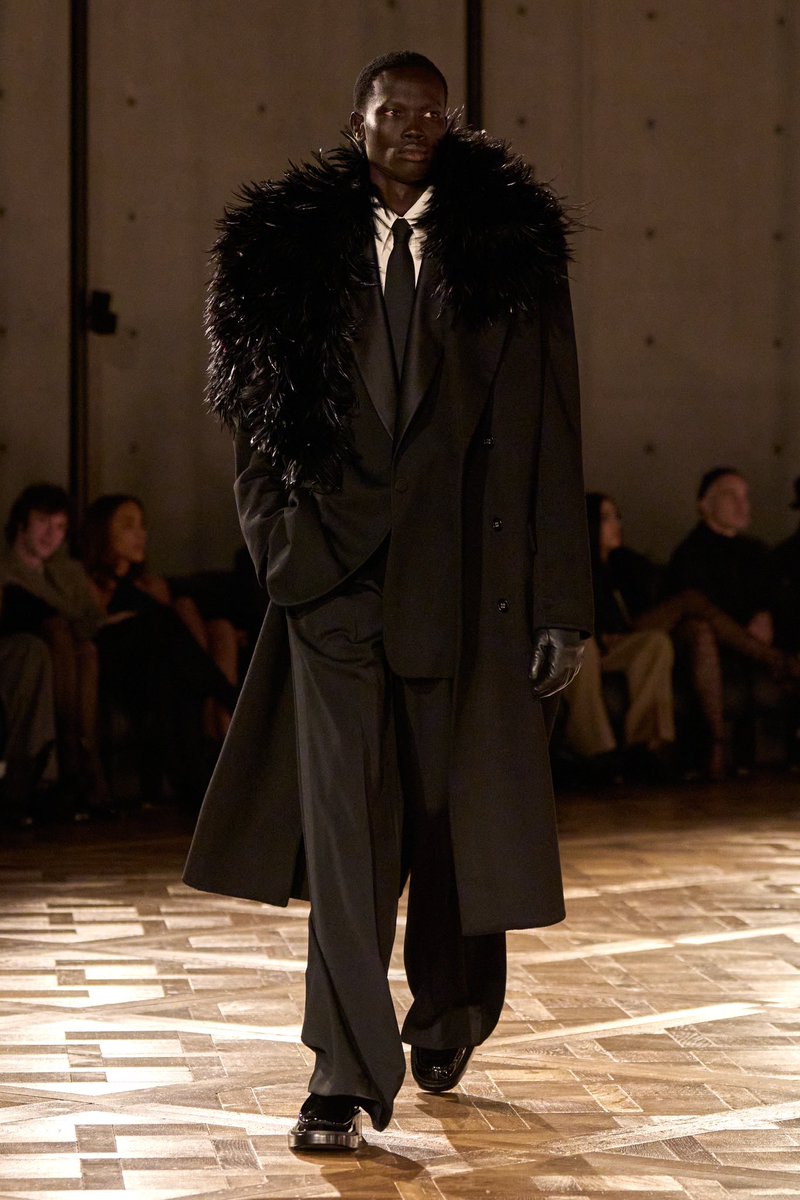 StreetFashion01's tweet photo. Saint Laurent FW25!🖤 https://t.co/NtDNVs04HE