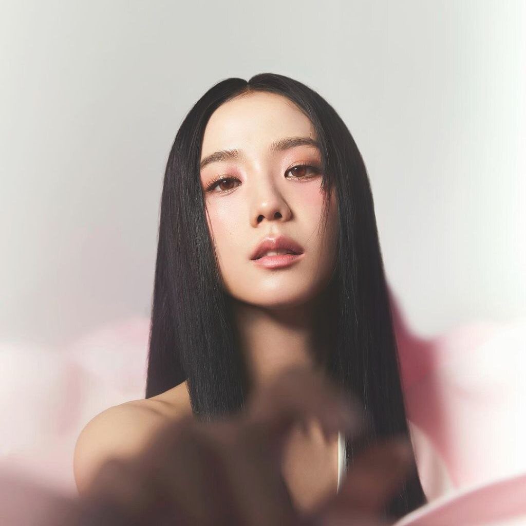 Aaron Bay-Schuck, CEO and Co-Chairman of Warner Records, on signing a deal with JISOO:

“There is no question that JISOO is one of the biggest stars in the world, and we have no doubt that her solo career will be even more impactful. The energy, passion, and artistry JISOO brings