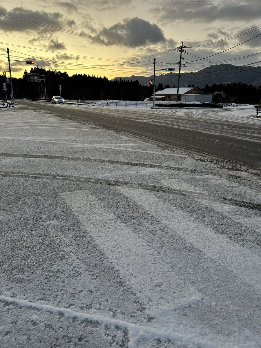 kuma_3_net's tweet photo. 今日の朝活は瑠璃温泉前交差点でした。昨夜からの冷え込みで積雪のある中、みなさん慎重に運転されているにも関わらず、私に気づいていただきました

#朝活
#南阿蘇村
#生まれてよかった
#住んでよかった
#ずーっと��み続けられる村づくり
#工藤まさみ
#おはようございます
#ありがとうでございます https://t.co/ssylFHXBi7