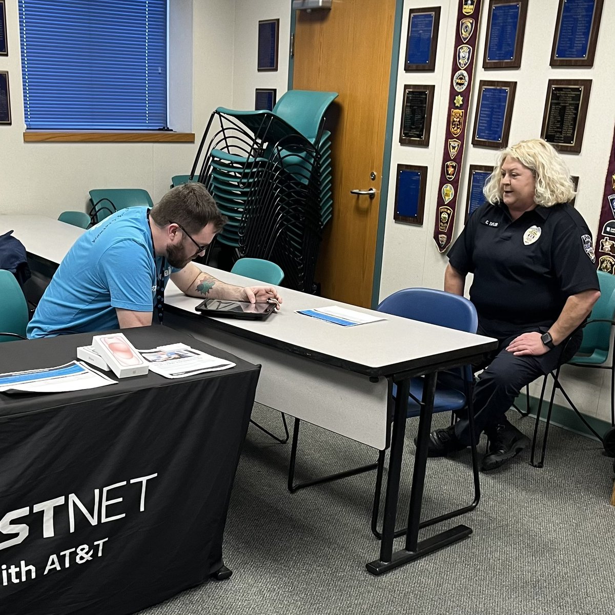 IHX spreading the FirstNet word at Fort Smith Police Department! 👮🚨👮‍♂️ 📱➕🛜➕📺
#KAMO #WinAsOne #winMOORE 
<a href="/NWALOBOS/">NWA LOBOS IHX 🐺</a> @yortnosredna
<a href="/WesleyKyleNeal/">Wesley Kyle Neal 🌵</a> <a href="/theJoshRHarris/">Josh Harris</a> <a href="/AlyssaMoore_12/">Alyssa Moore</a> <a href="/KAMOkonnects/">𝐾𝐴𝑀𝑂</a>