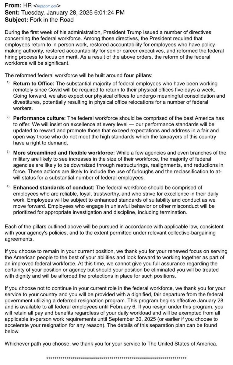 RobbyCortes's tweet image. La Casa Blanca envió esta noche un email a todos los empleados federales, dándole dos opciones:

-Trabajar de forma presencial a tiempo completo (sin seguridad de empleo).

-Renunciar antes del 6/febrero, efectivo el 30 de septiembre, con paga y beneficios hasta esa fecha. #Trump