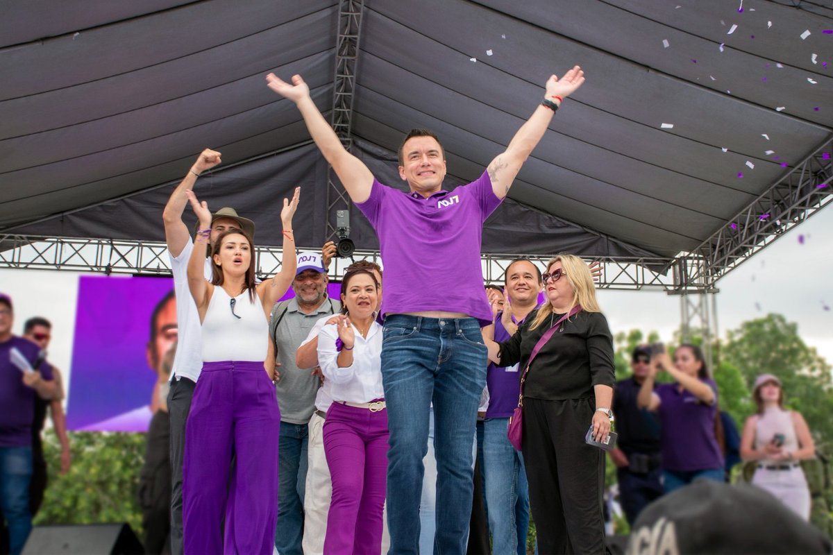ElDatoEcua's tweet photo. #Urgente ¡Según encuesta de IPSOS, Daniel Noboa ganaría en una sola vuelta con el 50% de votos válidos!

🟣Daniel Noboa 50,0%.
🔵Luisa González 34,8%. 
🟢Andrea González 5,7%.
🔴Leonidas Iza 2,8%.
🟠Jimmy Jairala  2,1%. https://t.co/KuUJdwJssb