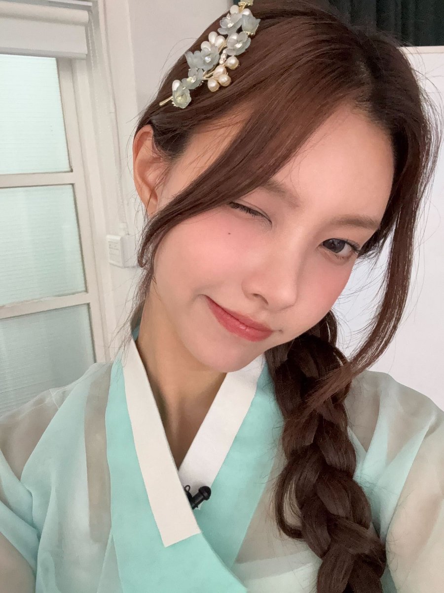 즐거운 연휴 보내요🩷

#ILLIT #아일릿 #YUNAH #윤아