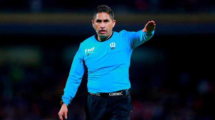 Jesus_Bernal's tweet image. Óscar Mejía tiene algo vs Chivas?

En una liguilla acuchilló a Chivas vs Toluca, anulando un gol válido.

Hoy se inventa un penal a favor de León, anula un gol legítimo al Rebaño y perdona una expulsión a Fonseca.

INCREÍBLE.