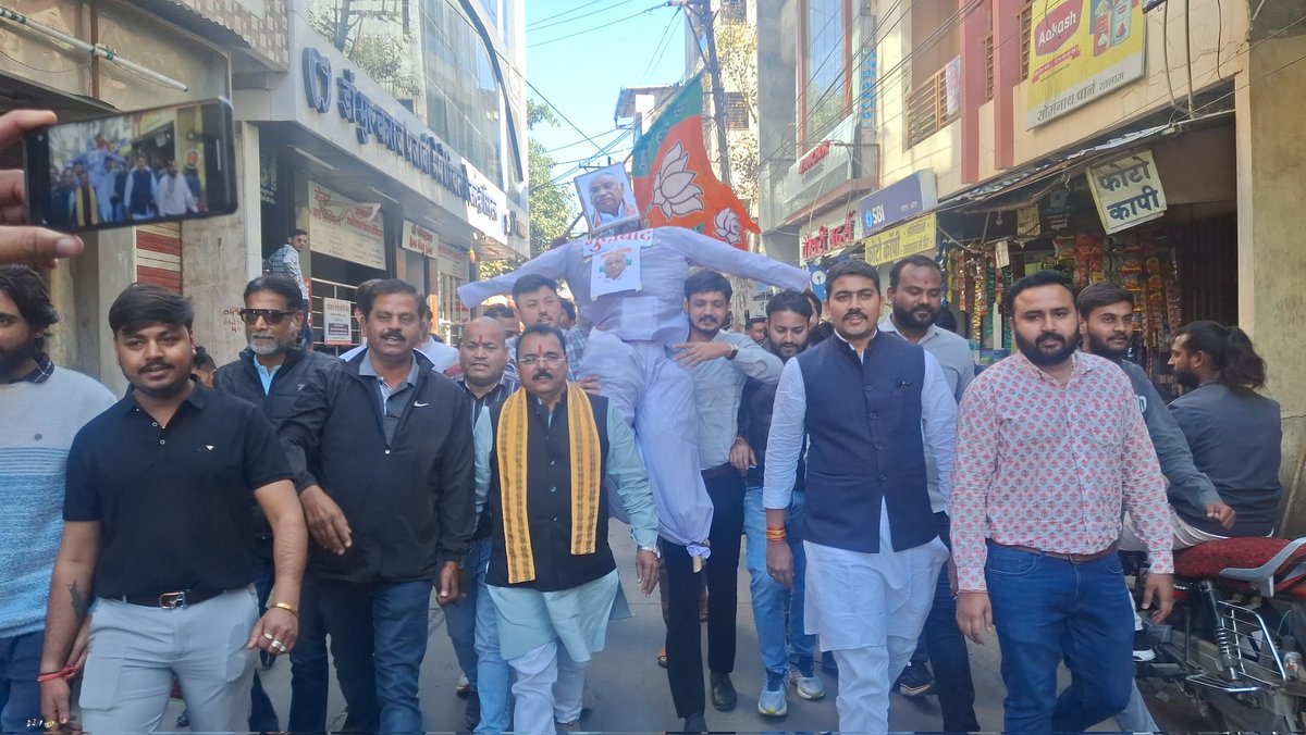 pradeepubjp's tweet photo. कांग्रेस के राष्ट्रीय अध्यक्ष मल्लिकार्जुन खड़गे द्वारा सनातन संस्कृति व करोड़ों हिन्दुओं की आ��्था के प्रतीक "महाकुम्भ" के संदर्भ में की गई अनर्गल टिप्पणी के विरोध में आज रतलाम में भाजयुमो कार्यकर्ताओं के साथ पुतला दहन कर विरोध दर्ज किया।। https://t.co/p02On1jmF6