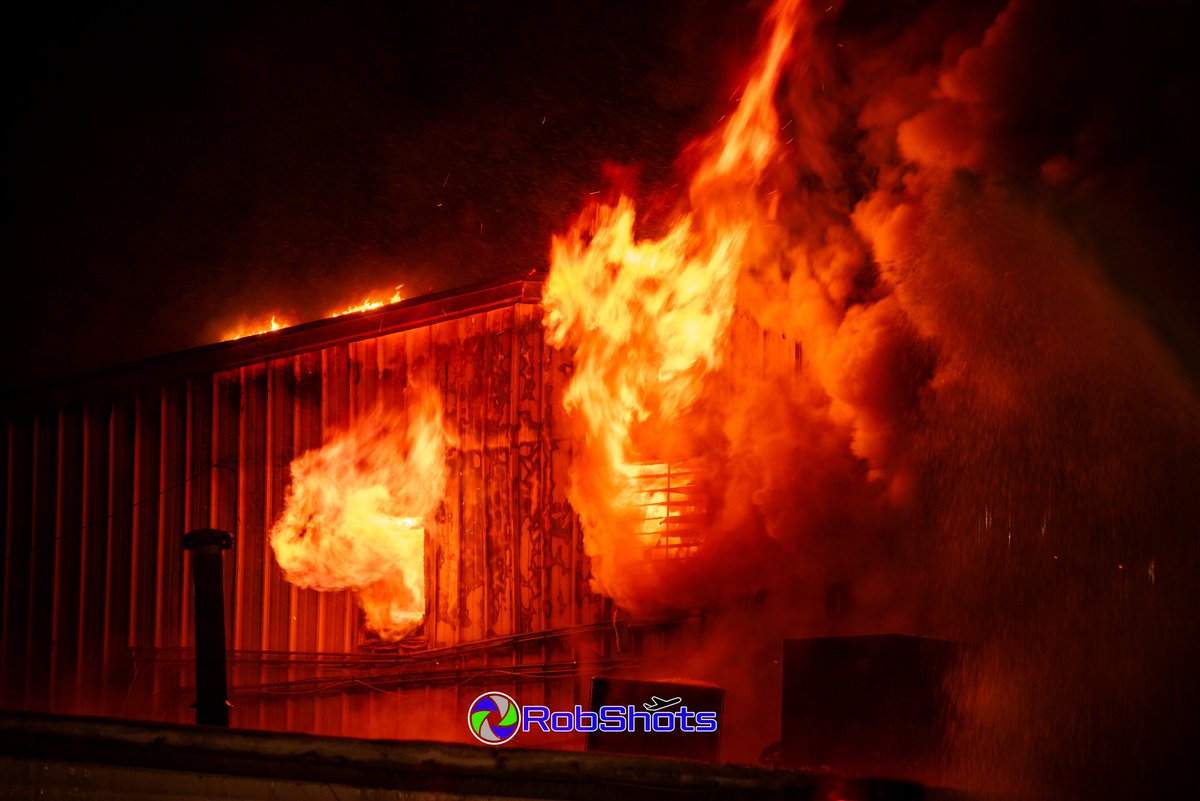 RobShots tweet media