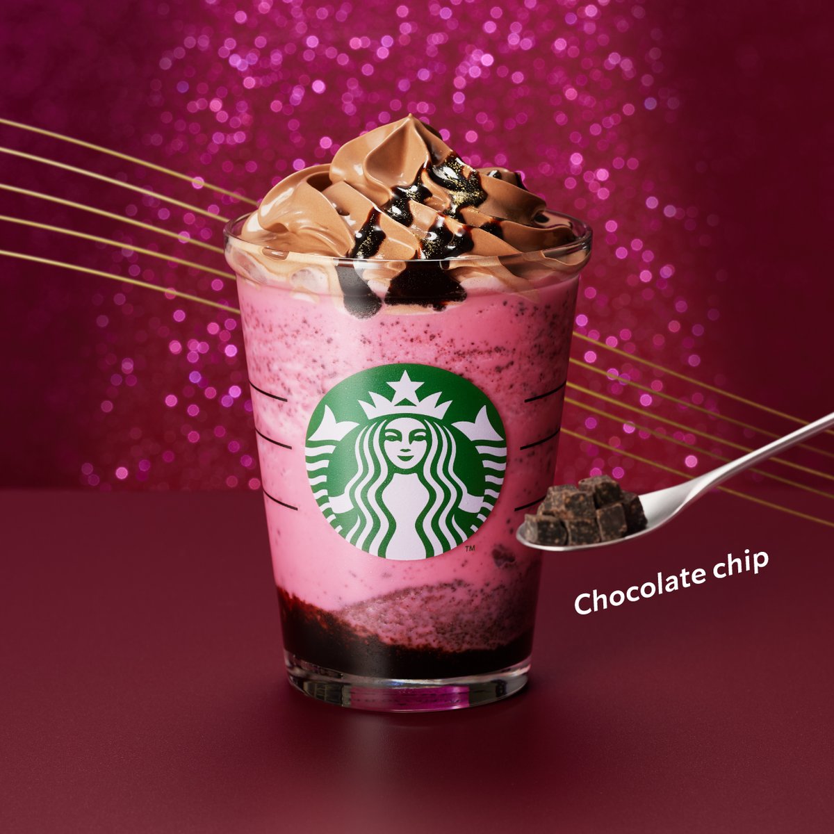 Starbucks_J's tweet photo. ベリーの風味が華やかなルビーチョコレートのフラペチーノ®に、さらにチョコレートの味わいと食感を加えて、より贅沢なシンフォニーを奏でませんか🎵🍫
🩷 #ルビーショコラシンフォニーフラペチーノ®
+チョコレートチップ追加(+55円)
https://t.co/UPLThbmC3m
2/14まで、スターバックス店内のBGMも一緒に楽しんでくださいね🎹🎻🎼
※使用しているチョコレートのうち、ルビーチョコレートは0.8%以上です。
※表示価格は店内飲食価格（税込）です