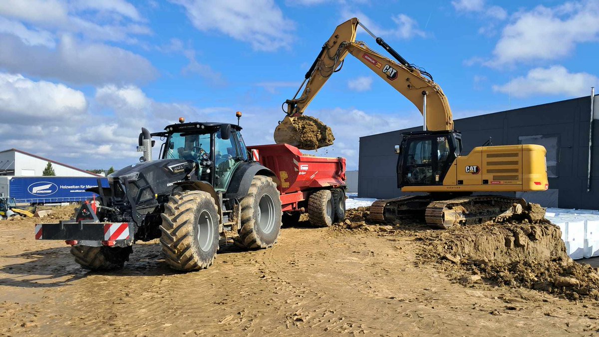 profiMagazin's tweet photo. Aushub abfahren mit einem #DeutzFahr 7250 Warrior und #Krampe Halfpipe HP 20 Carrier Mulde. https://t.co/4rdoR2gLdv