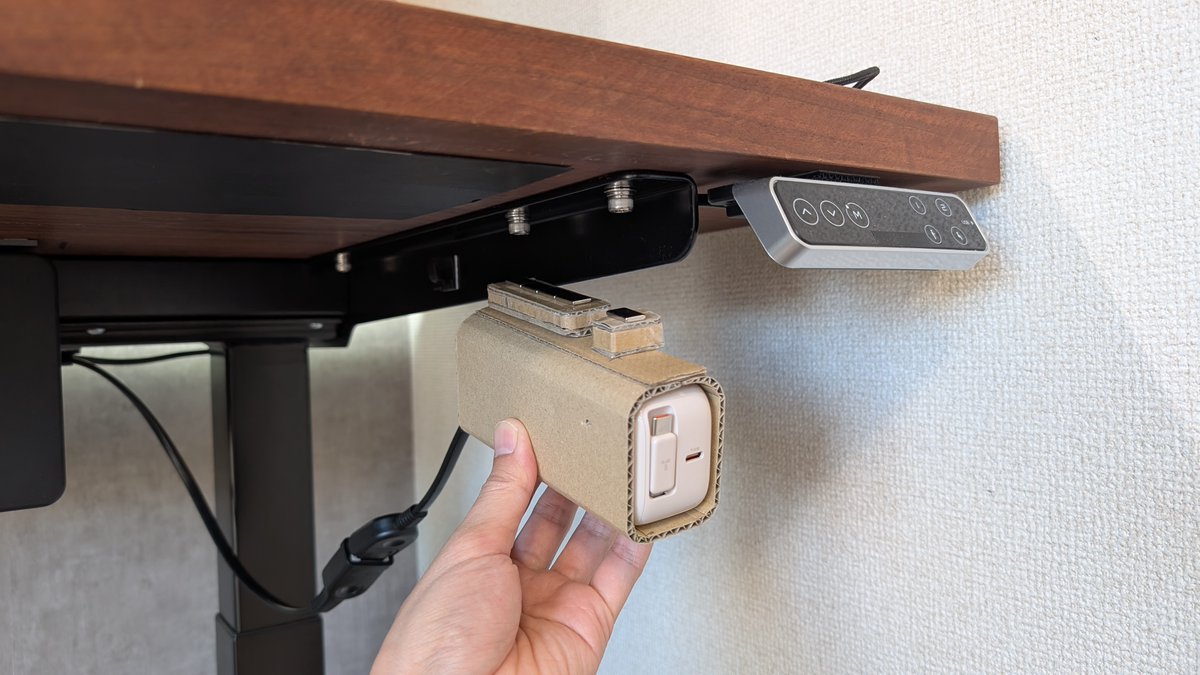 wiredesigncc's tweet image. スマホ収納を無くして本体だけを入れられる構成で改めて検討しています。

スマホは時間や通知確認のために、常時デスクの上に置いているという声があったためです。

Flexispotの金属部分に直接取り付けられれば、鉄板を別途用意する必要もなさそう。ここに貼り付けられる磁石の選定が難しい...