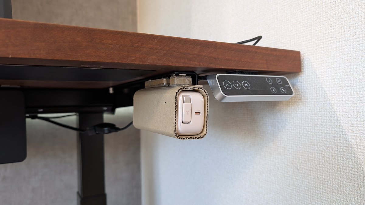 wiredesigncc's tweet image. スマホ収納を無くして本体だけを入れられる構成で改めて検討しています。

スマホは時間や通知確認のために、常時デスクの上に置いているという声があったためです。

Flexispotの金属部分に直接取り付けられれば、鉄板を別途用意する必要もなさそう。ここに貼り付けられる磁石の選定が難しい...