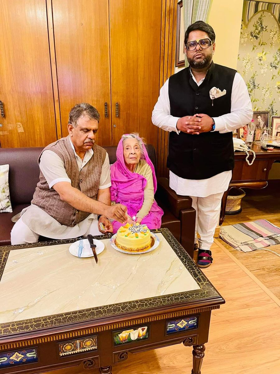 आज मेरी पूज्य माताजी, परम आदरणीय स्नेहलता कुमारी जी का जन्मदिन है।

इस शुभ अवसर पर, स्नेह और श्रद्धा सहित उनके चरणों में कोटि-कोटि प्रणाम करता हूँ।