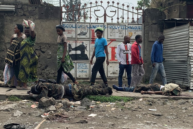 Katsuva_R's tweet photo. #RDC :
Jusqu'au sacrifice SUPRÊME...
Image poignante des corps des soldats congolais, morts en résistant dans la ville de #Goma. Photo publiée par Jeune Afrique. https://t.co/dN3jRacrJH
