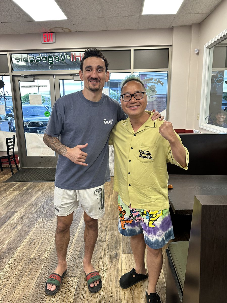 julianondaradio's tweet photo. Just met one of my all time favorite fighters in Hawaii. Dude is super humble and dope 🤙🏽 @BlessedMMA @ufc #blessedforever https://t.co/RSUhU1UYxc