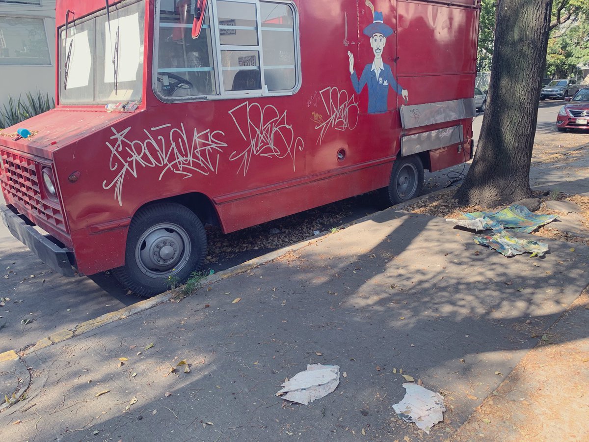 MejorandoCDMX's tweet photo. @UCS_GCDMX desde el 7 de enero se reportó camión abandonado en amores 1240 en del Valle centro y sigue estando aquí. Ya pasaron los 3 días del aviso y sigue aquí. Favor de retirar con grúa https://t.co/GrpL4uyZf9