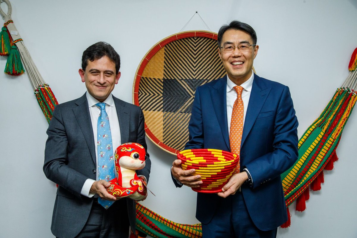 luiscrh's tweet image. Hoy nos reunimos con el embajador de la República Popular China, @zhu_jingyang, con quien revisamos el avance de la profundización de las relaciones comerciales entre este país y Colombia.