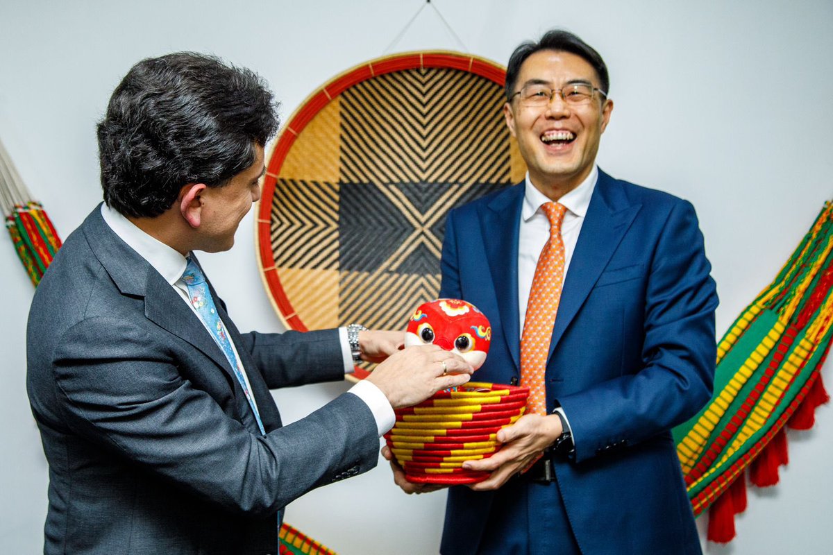 luiscrh's tweet image. Hoy nos reunimos con el embajador de la República Popular China, @zhu_jingyang, con quien revisamos el avance de la profundización de las relaciones comerciales entre este país y Colombia.