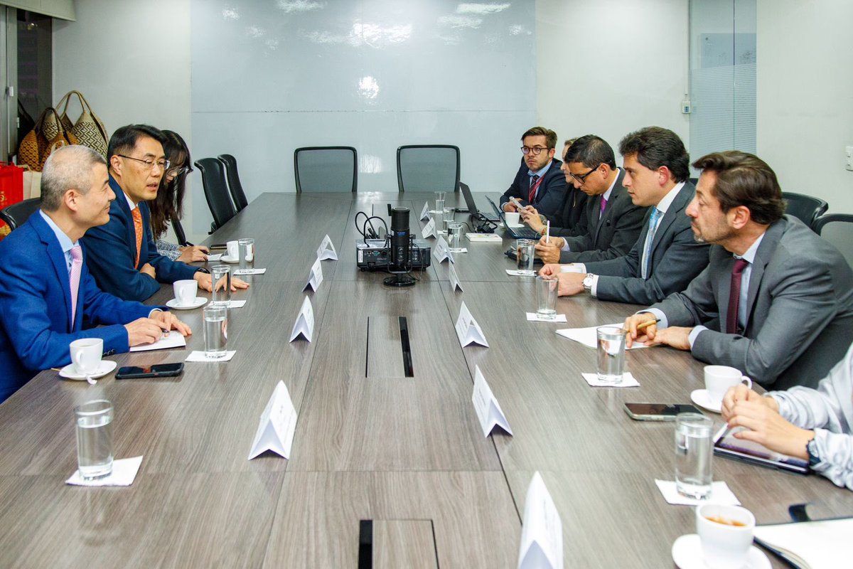 luiscrh's tweet image. Hoy nos reunimos con el embajador de la República Popular China, @zhu_jingyang, con quien revisamos el avance de la profundización de las relaciones comerciales entre este país y Colombia.